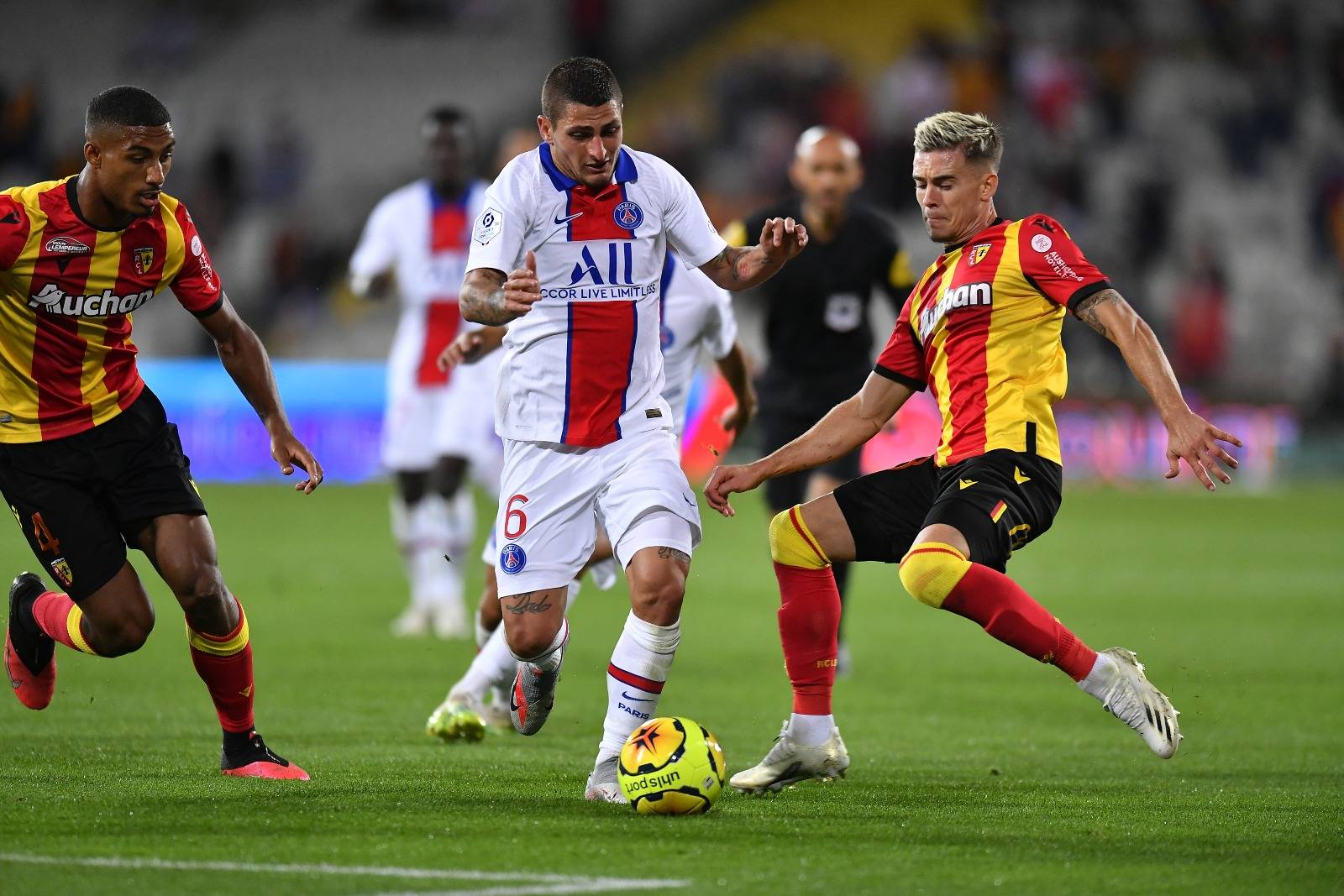 水花情谊永不散!库里紧盯汤普森想致意,穿他战靴出战还感性发声(水花兄弟情不改!库里穿汤普森战靴出战,目送老搭档并深情致意)